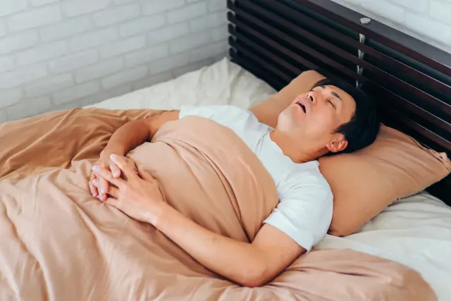 いびきをかく男性